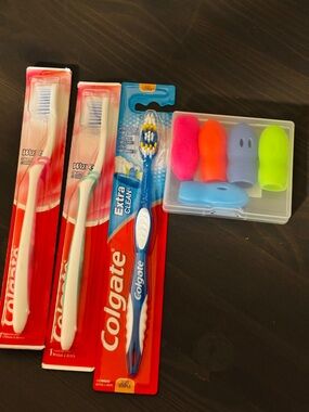 Colgate Extra Clean Blue Toothbrush with Colorful Silicone Finger Covers
